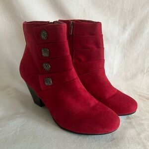 Women’s COVINGTON Red Faux Suede Ankle Booties Heel Button Detail Zip Size 8.5